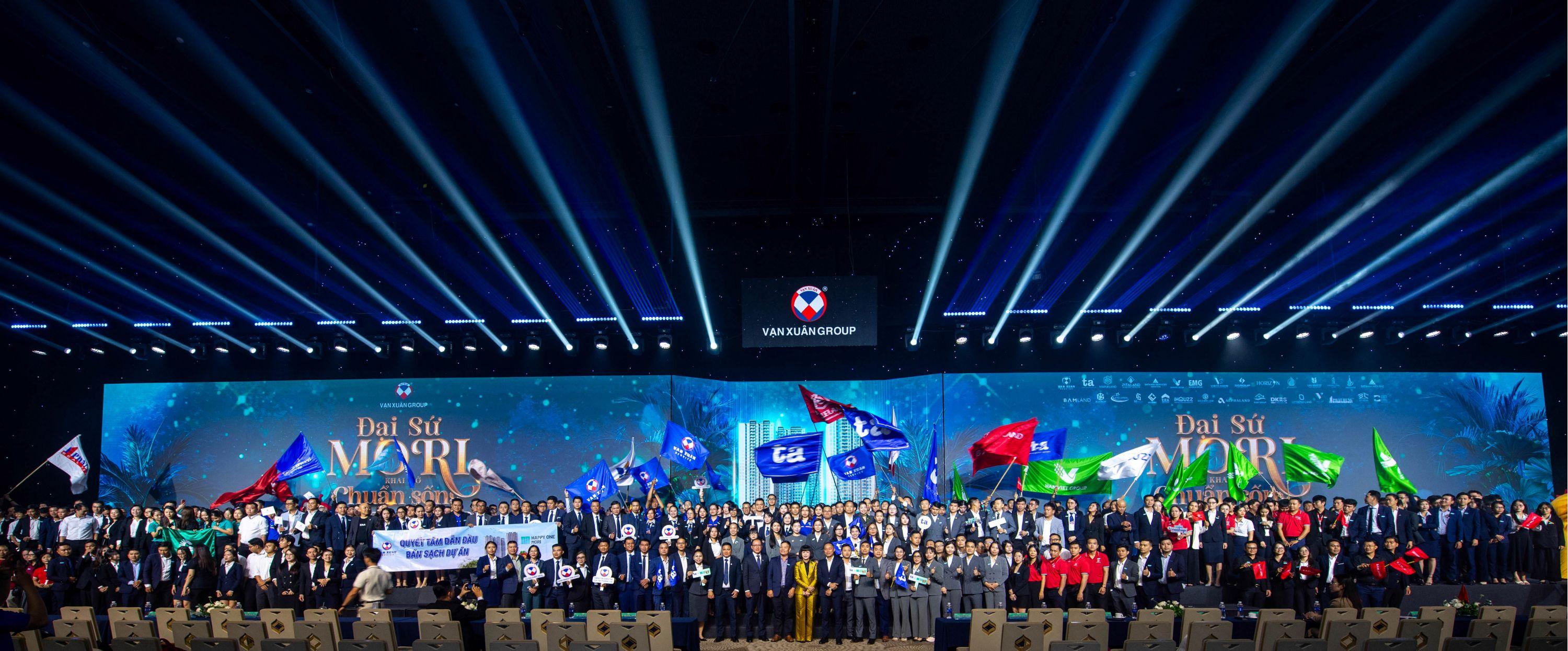 “Địa chấn 2 miền Nam - Bắc”, Vạn Xuân Group ra quân Happy One Mori quy tụ gần 3,000 người tham dự