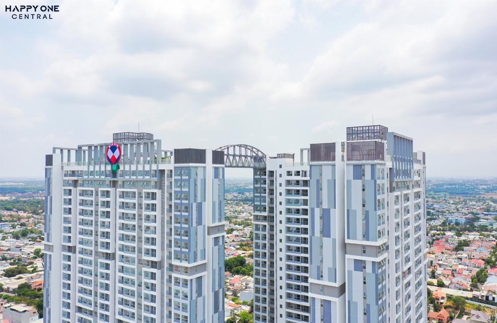 Nhiều người trẻ háo hức chờ đại tiệc trên không The Bridge to Glory