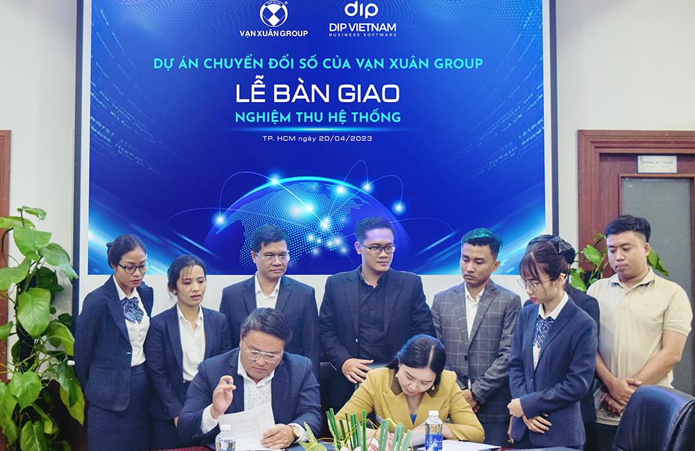 VẠN XUÂN GROUP TỔ CHỨC LỄ BÀN GIAO “NGHIỆM THU HỆ THỐNG CRM