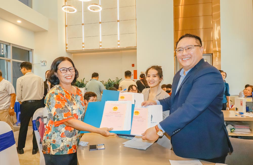 Cư dân Happy One Central nhận sổ sớm vượt kỳ vọng