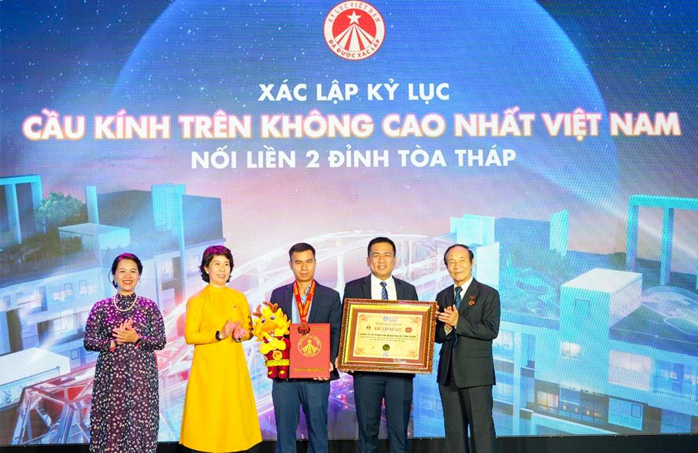 Kỷ lục cầu kính trên không cao nhất Việt Nam vừa được xác lập