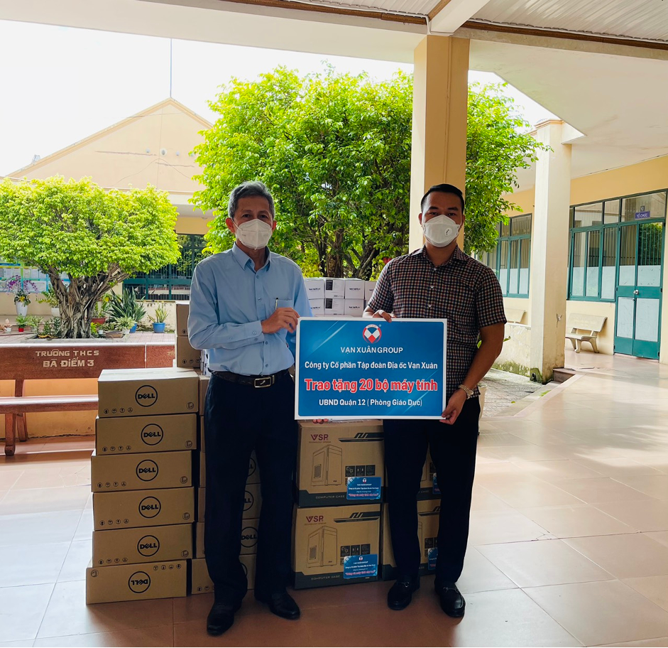 VẠN XUÂN GROUP TRAO TẶNG MÁY TÍNH ĐẾN UBND QUẬN 12 VÀ UBND HUYỆN HÓC MÔN