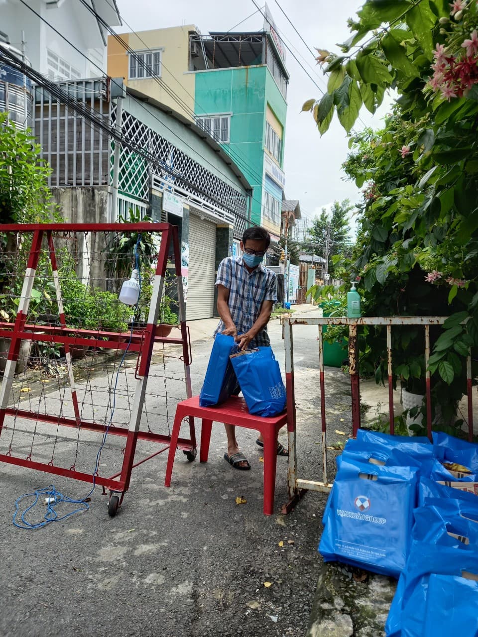 VẠN XUÂN GROUP ỦNG HỘ NHU YẾU PHẨM HỖ TRỢ ĐẾN NGƯỜI DÂN PHƯỜNG PHÚ HOÀ, BÌNH DƯƠNG
