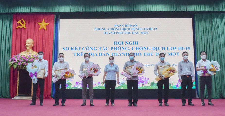 Vạn Xuân Group vinh dự nhận bằng khen của UBND TP Thủ Dầu Một về công tác phòng chống dịch