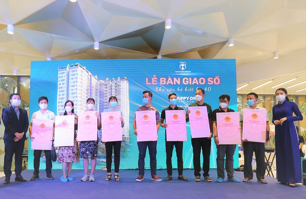 Van Xuan Group handed over the first pink book to Happy One - Phu Hoa residents