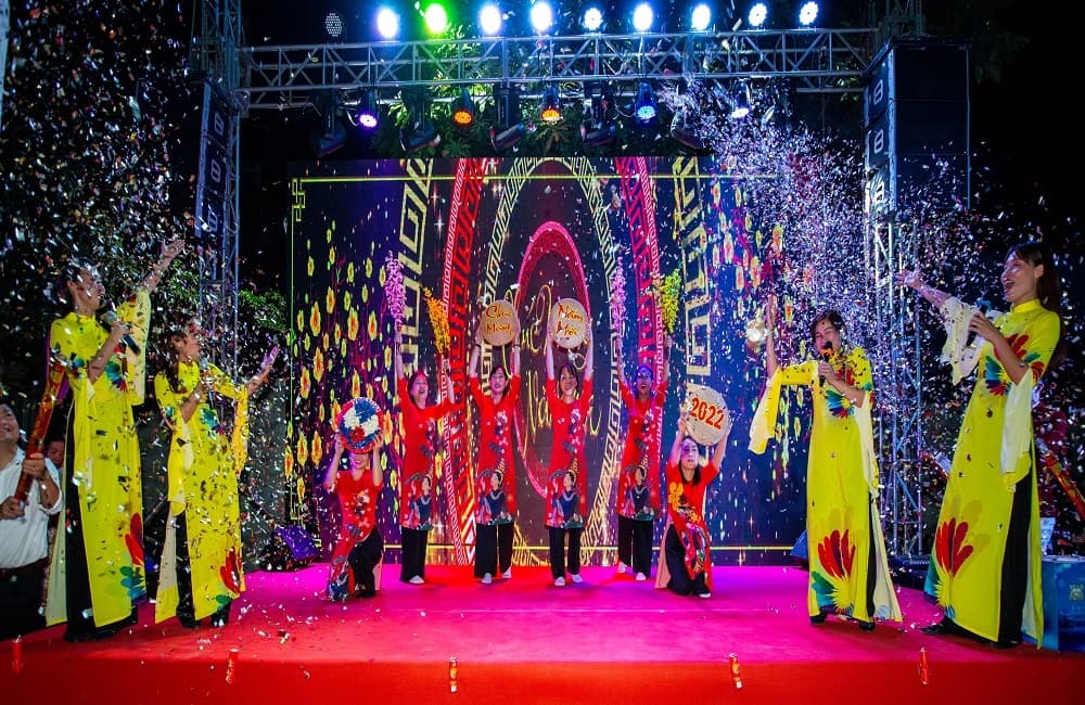 Vạn Xuân Group tổ chức Year End Party 2021 với chủ đề “Vượt sóng đón thành công”